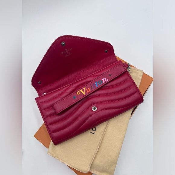 LOUIS VUITTON New Wave Long Wallet/Wristlet
Quilted Leather Rouge - Picture 14 of 16